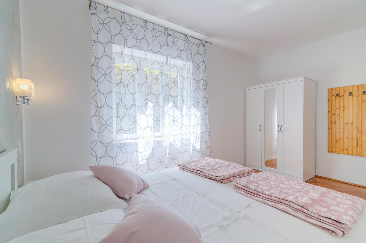 Apartments By The Beach Adela Senj Senj  Luaran gambar