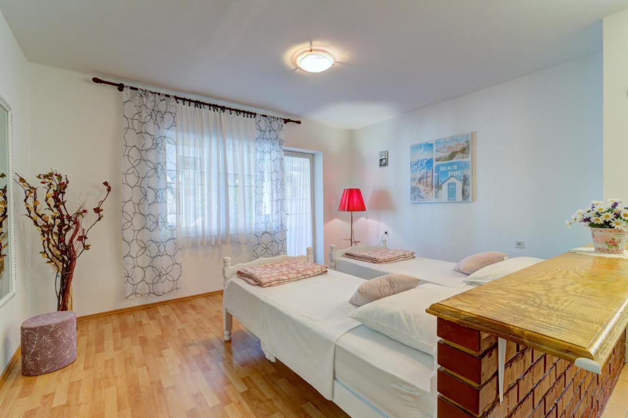 Apartments By The Beach Adela Senj Senj  Luaran gambar