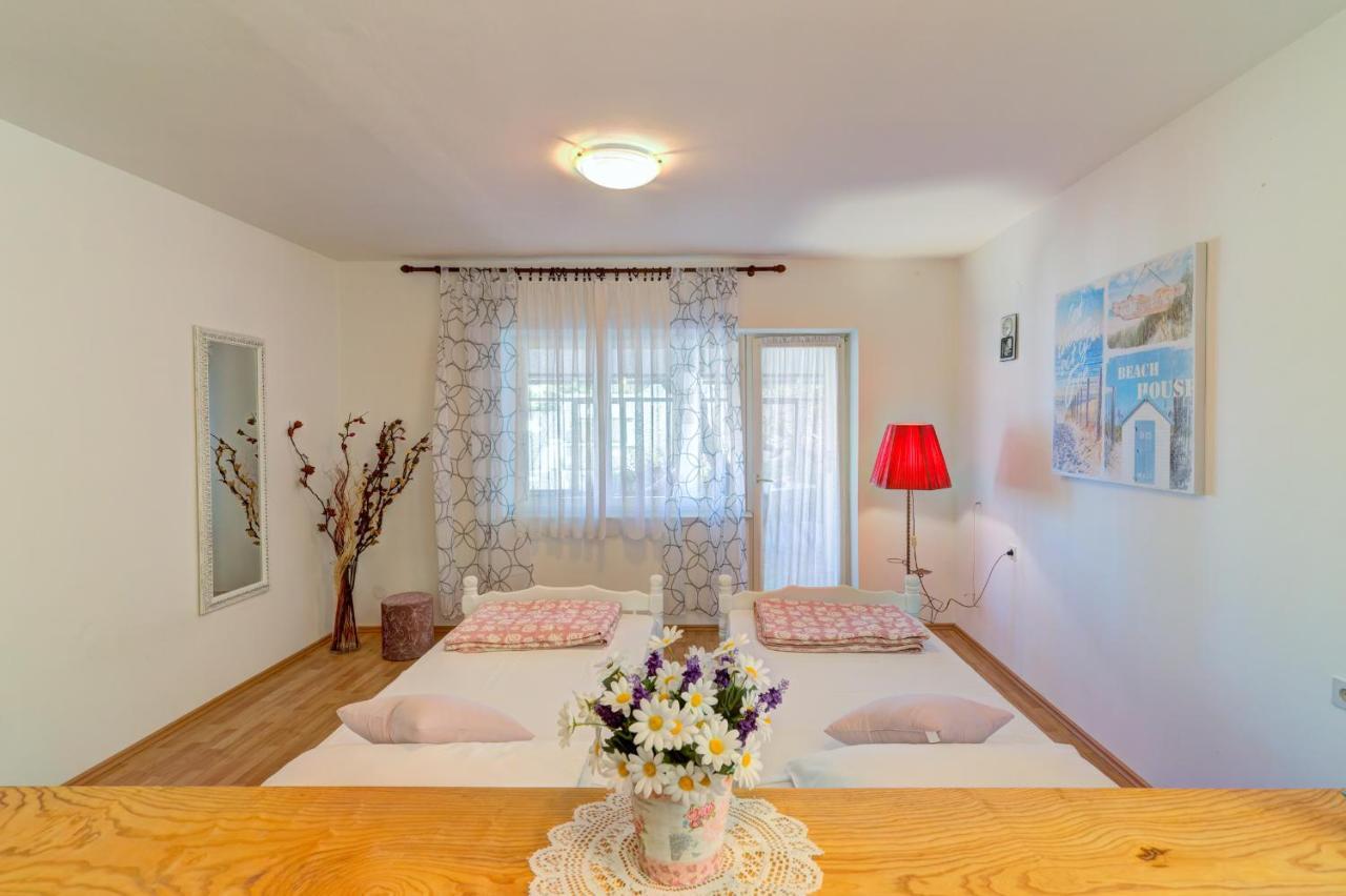Apartments By The Beach Adela Senj Senj  Luaran gambar